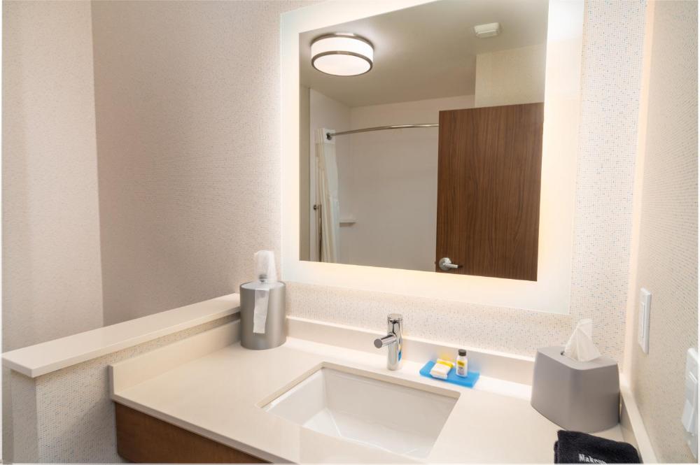 Standard King Room - Communications Accessible interior