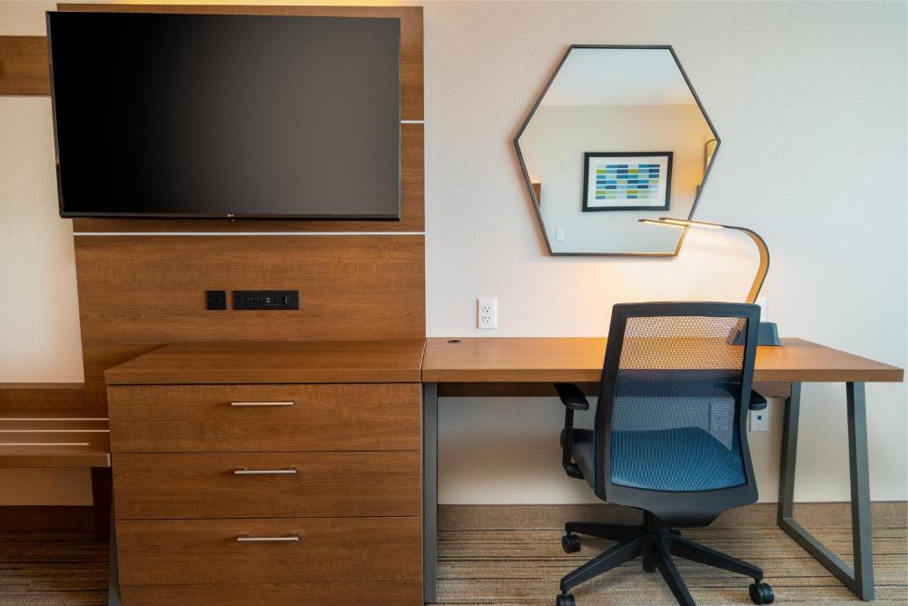 Standard Queen Room with Two Queen Beds - Communications Accessible interior